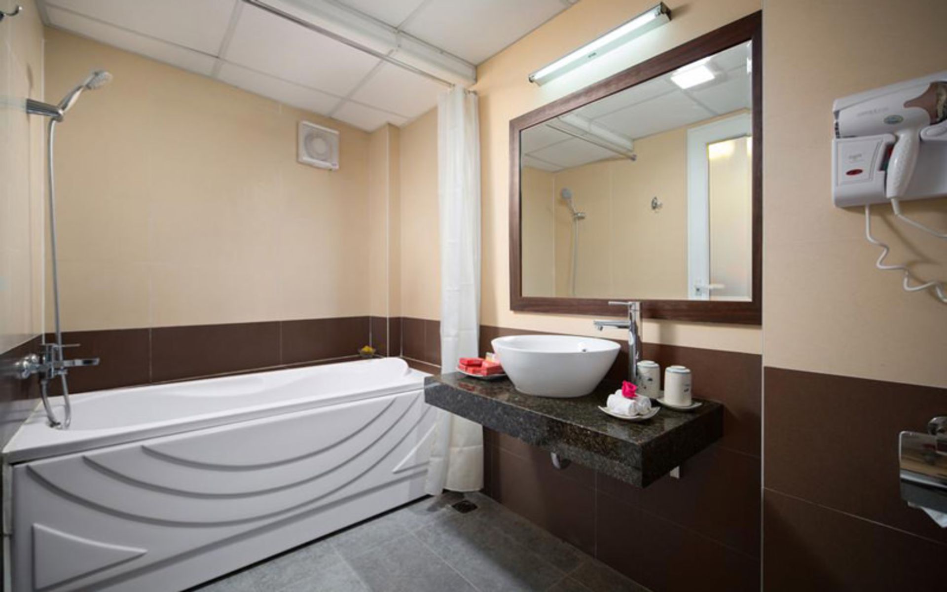 هتل سیرین پریمیر (Serene Premier Hotel)