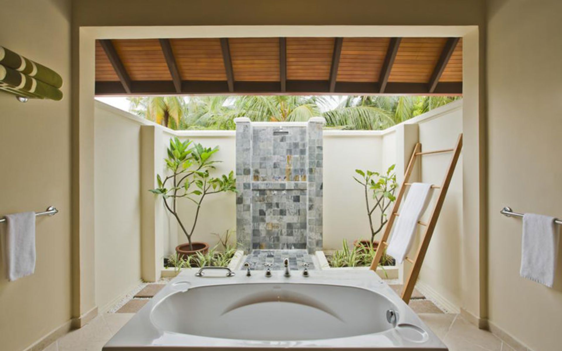 هتل کورومبا مالدیو (Kurumba Maldives)