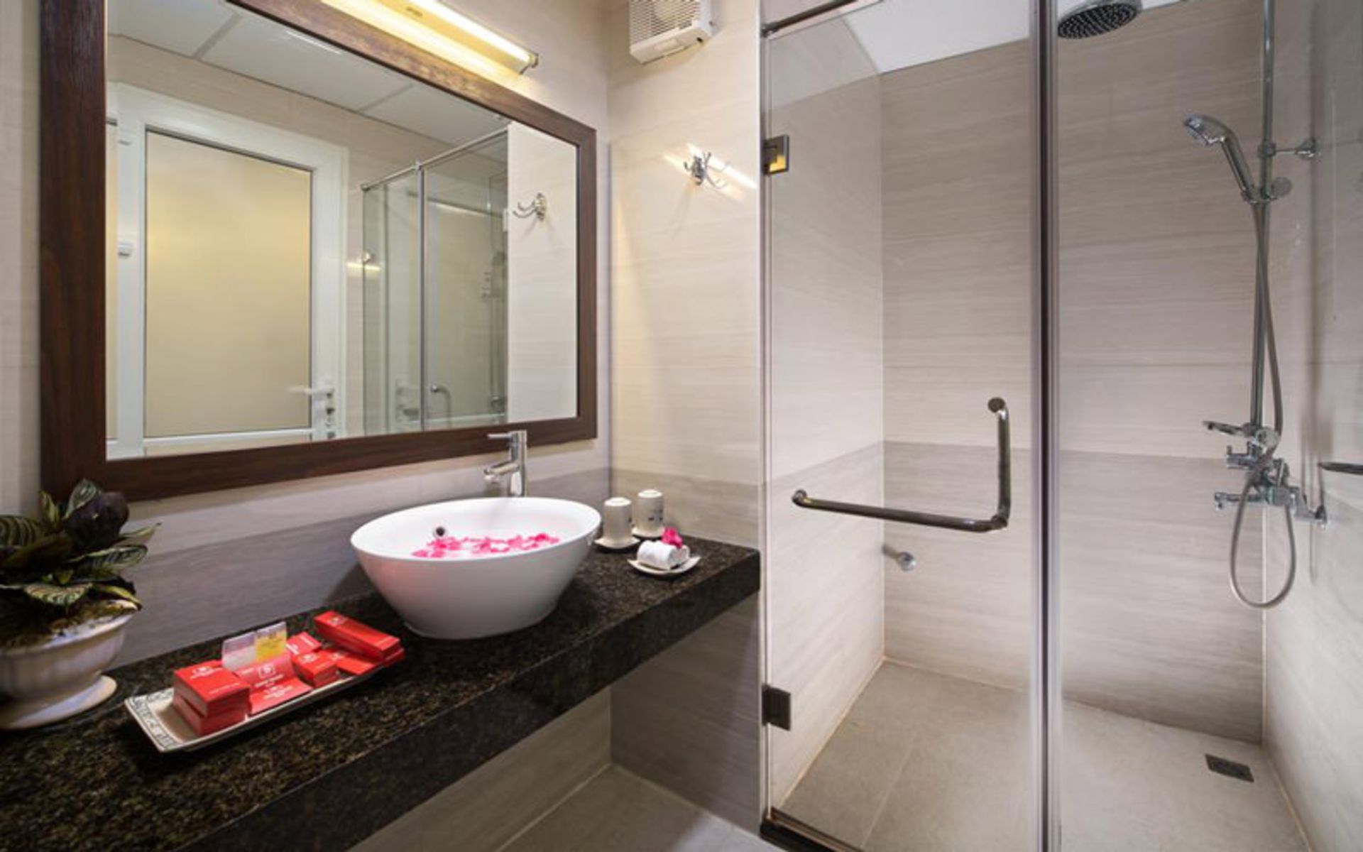 هتل سیرین پریمیر (Serene Premier Hotel)