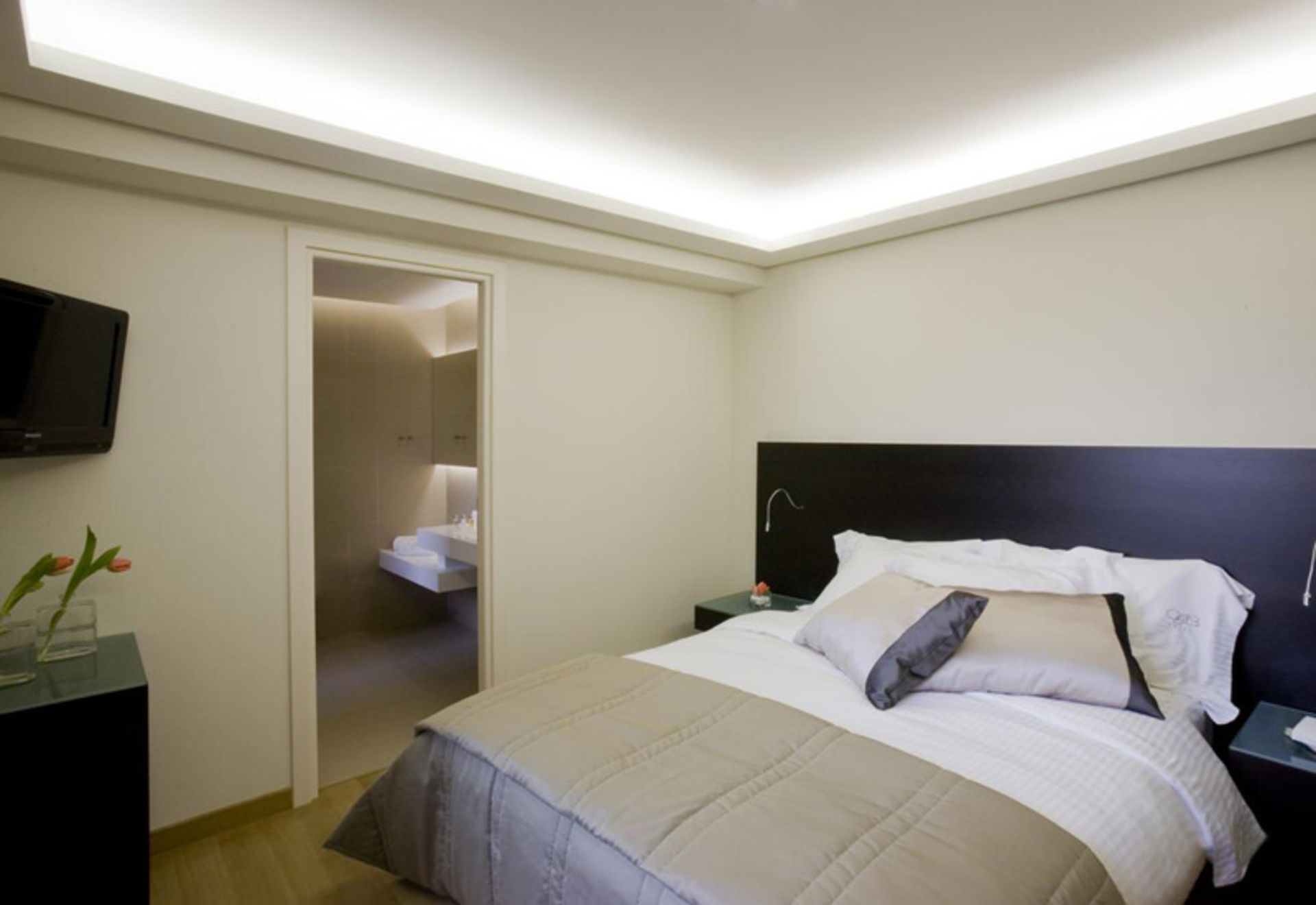 هتل او اند بی آتن بوتیک (O&B Athens Boutique Hotel)