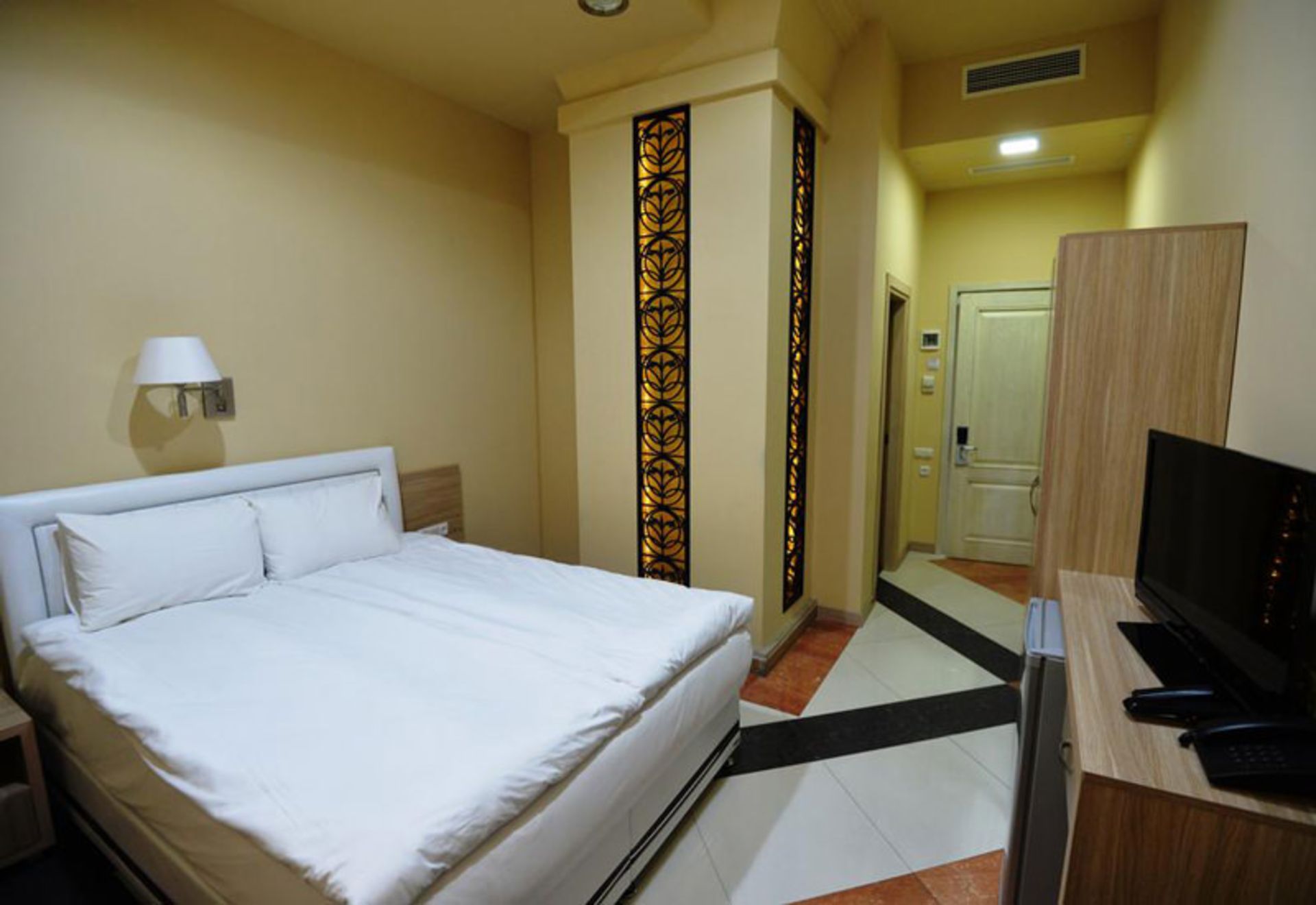 هتل ایروان دلوکس (Yerevan Deluxe Hotel)