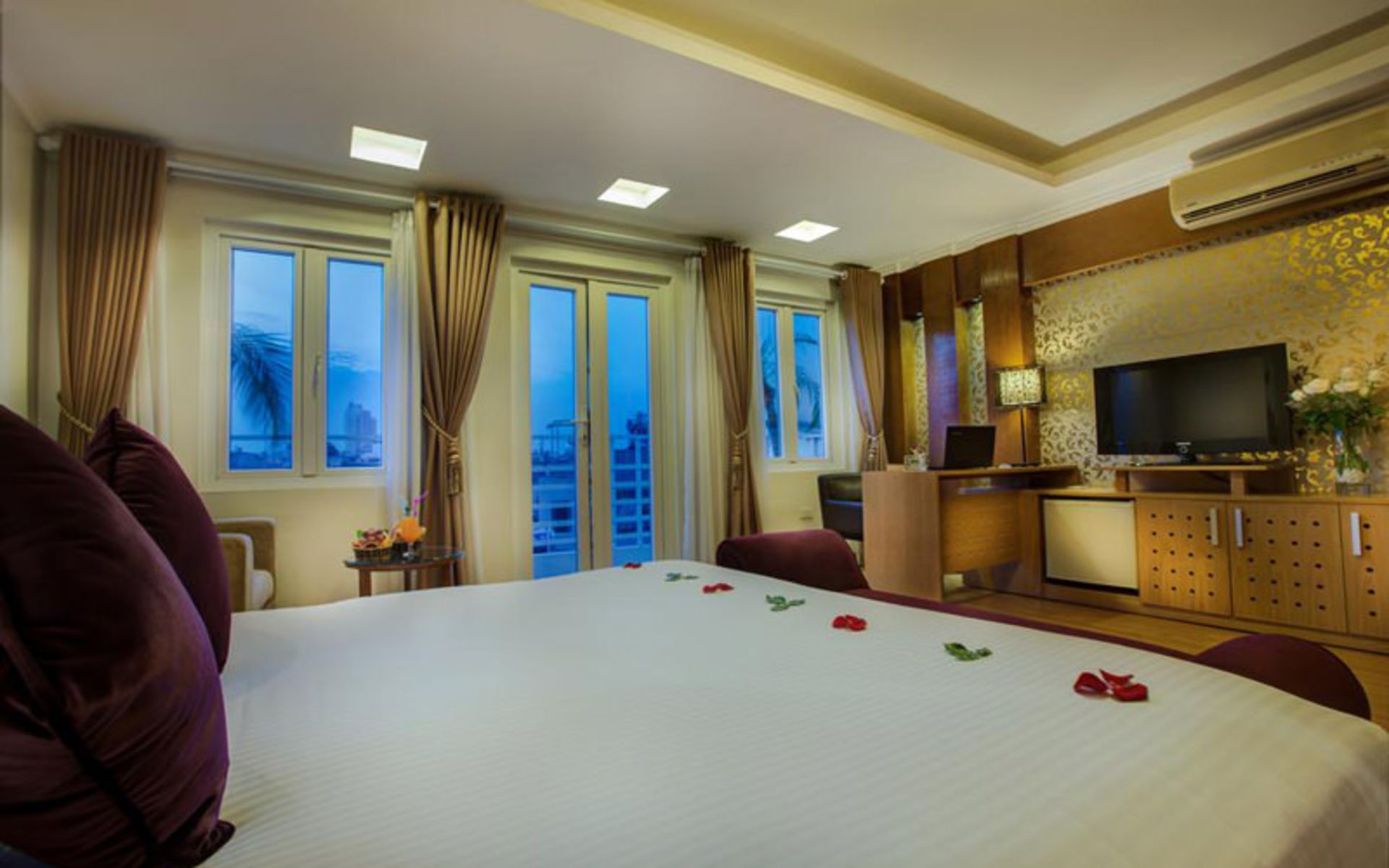 هتل لا استوریا روبی (La Storia Ruby Hotel)