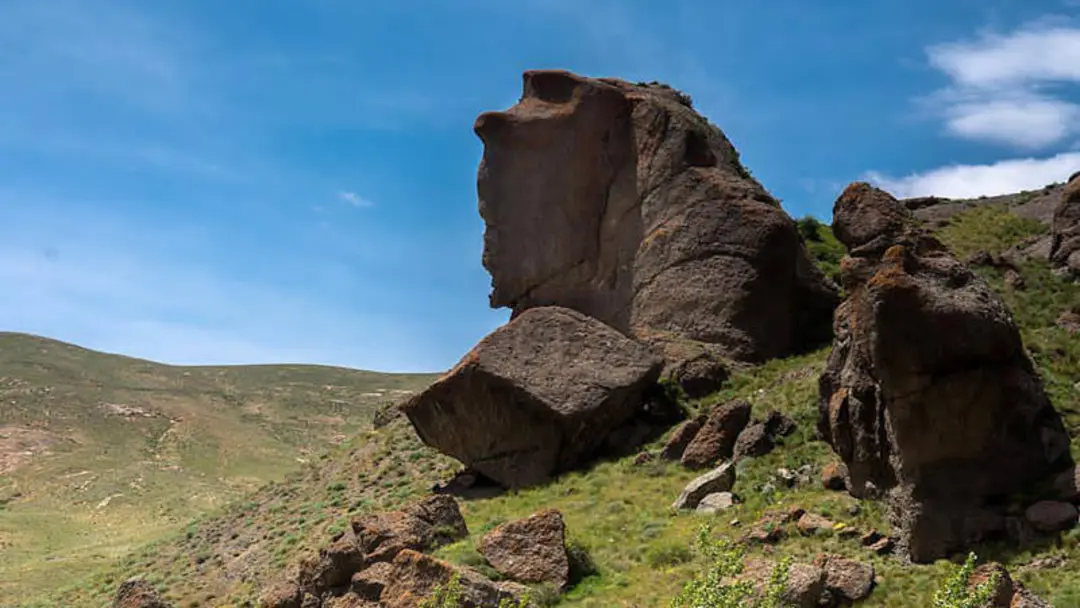 پیکره سنگی بابا داوود عنبران در ارتفاعات دشت اردبیل