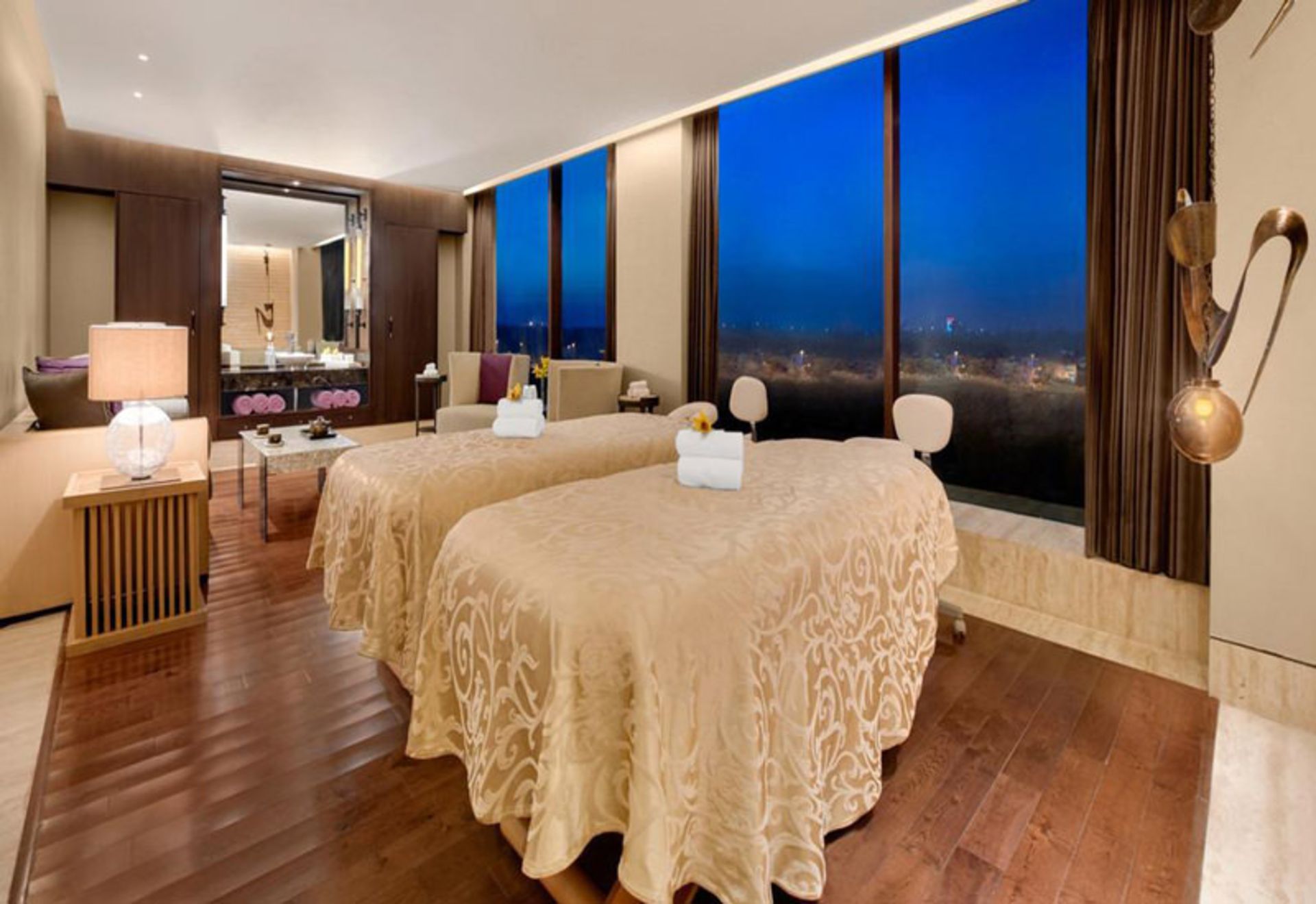 هتل لیلا امبینس کانونشن (The Leela Ambience Convention Hotel Delhi)