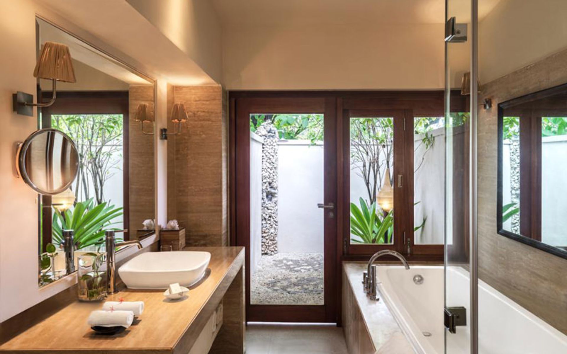 هتل ویوانتا بای تاج کورال ریف (Vivanta By Taj - Coral Reef)