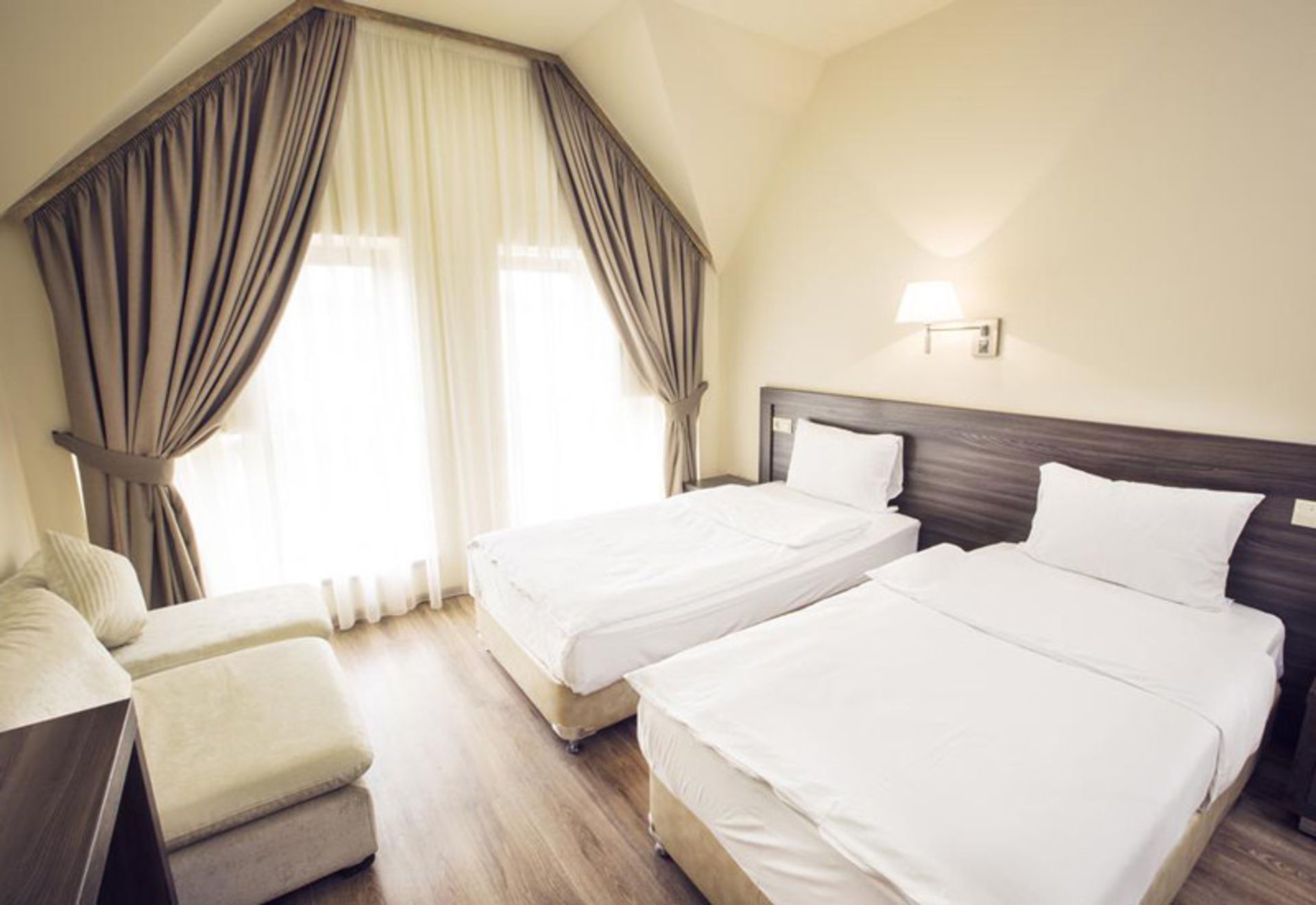هتل ایروان دلوکس (Yerevan Deluxe Hotel)