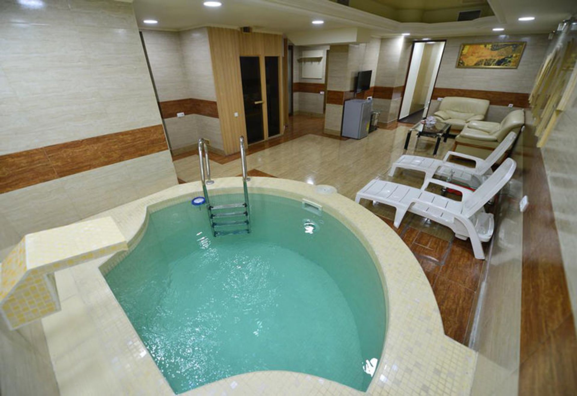 هتل ایروان دلوکس (Yerevan Deluxe Hotel)