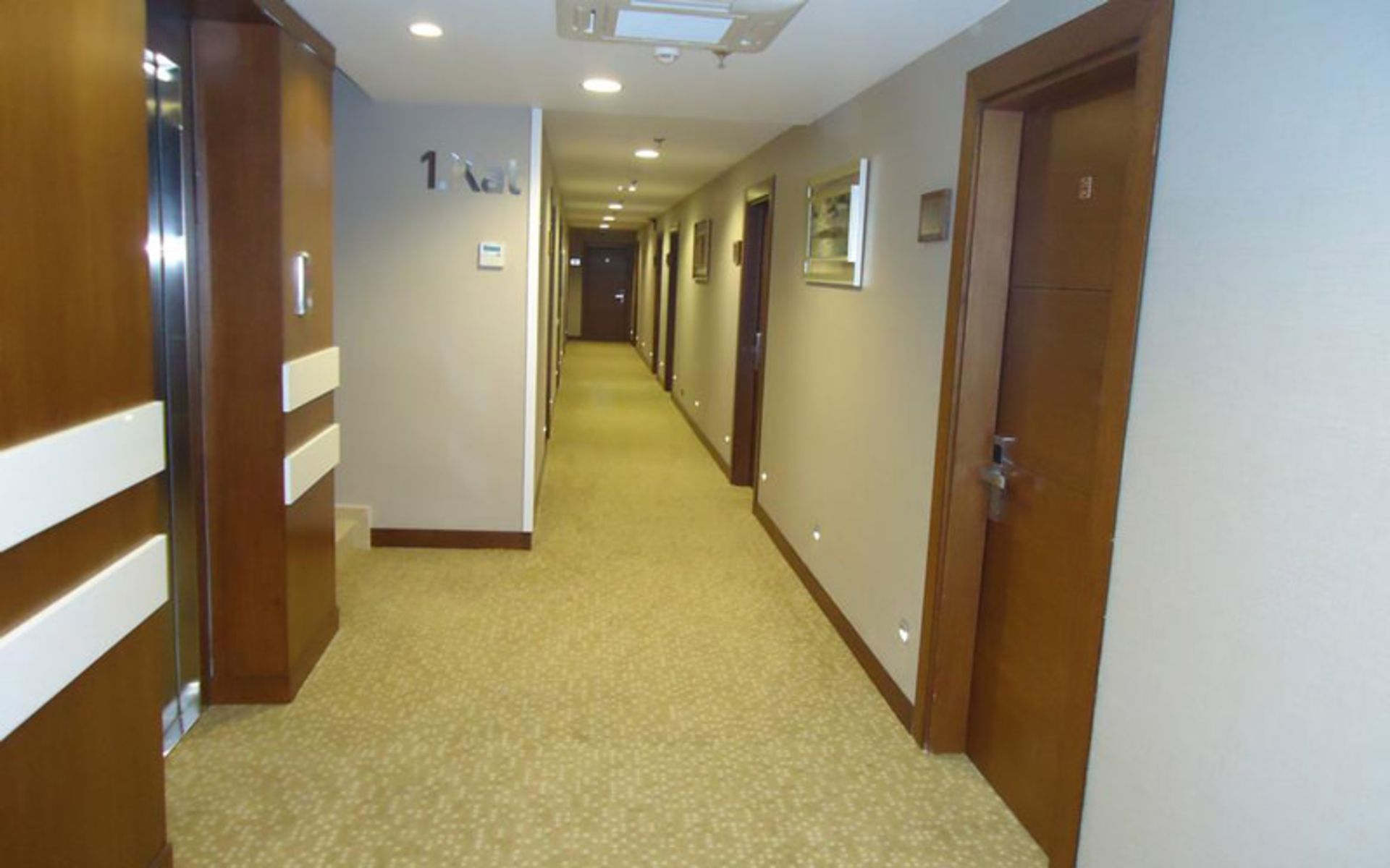 هتل منوآ (Menua Hotel)