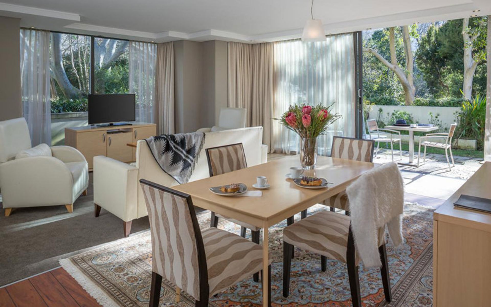 هتل وینیارد (Vineyard Hotel)
