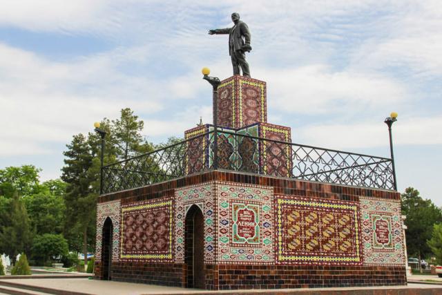مجسمه لنین