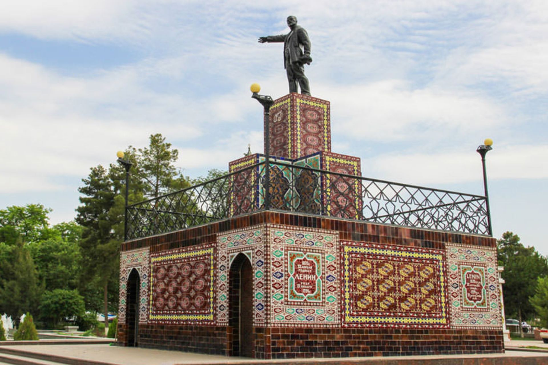 مجسمه لنین