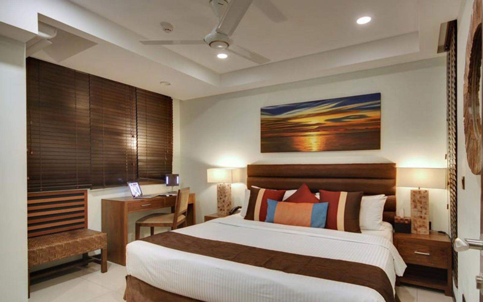 هتل سامرست (The Somerset Hotel)