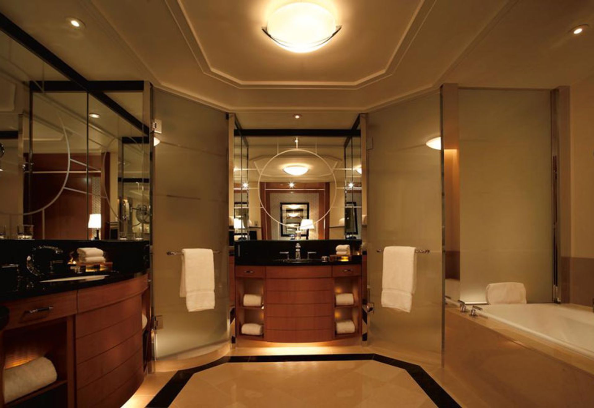 هتل ریتز کارلتون (The Ritz-Carlton)