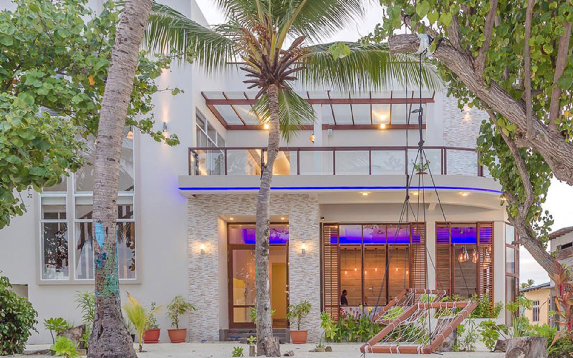 هتل ولانا بیچ (Velana Beach Maldives)