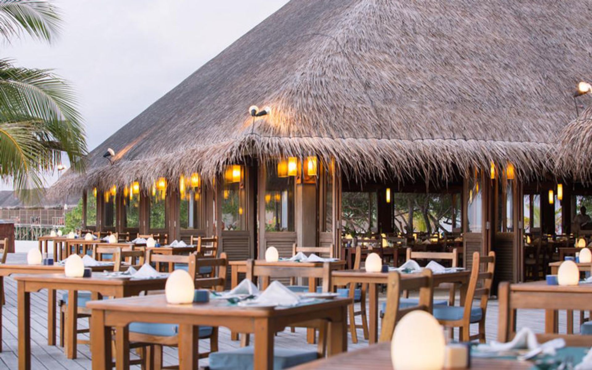 هتل مرو اسپا اند ریزورت (Meeru Island Resort & Spa)