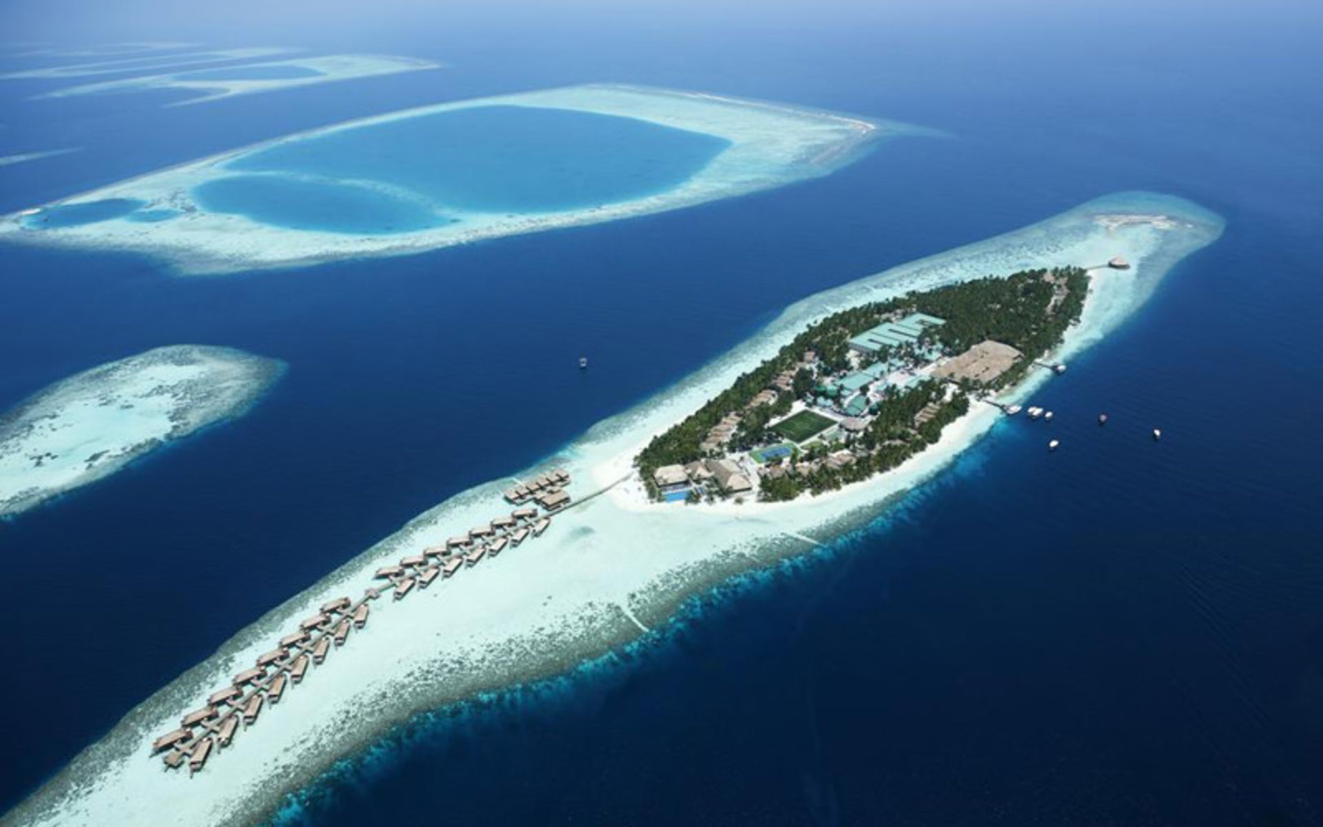 هتل ویلامندو ریزورت (Vilamendhoo Island Resort & Spa)