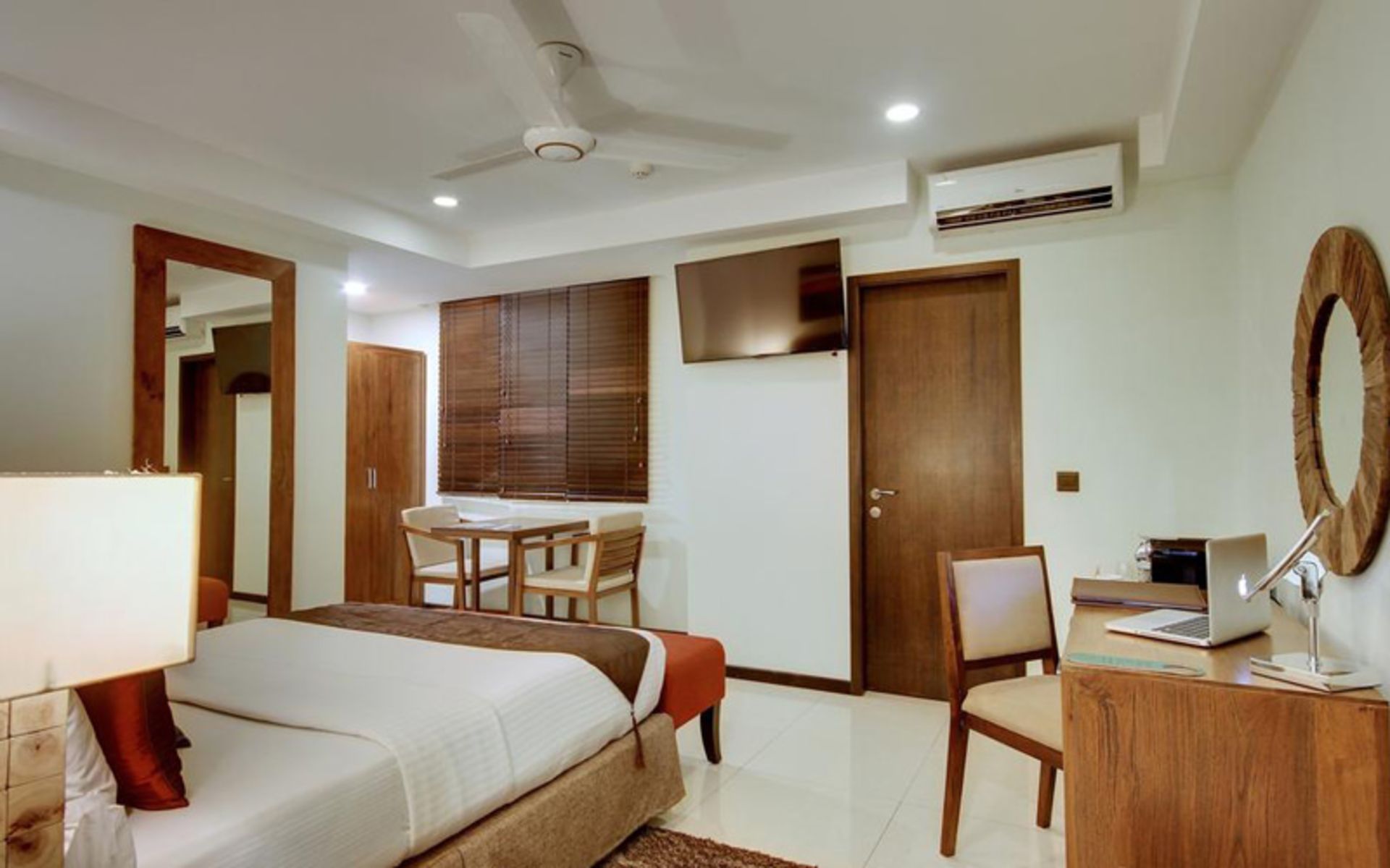 هتل سامرست (The Somerset Hotel)
