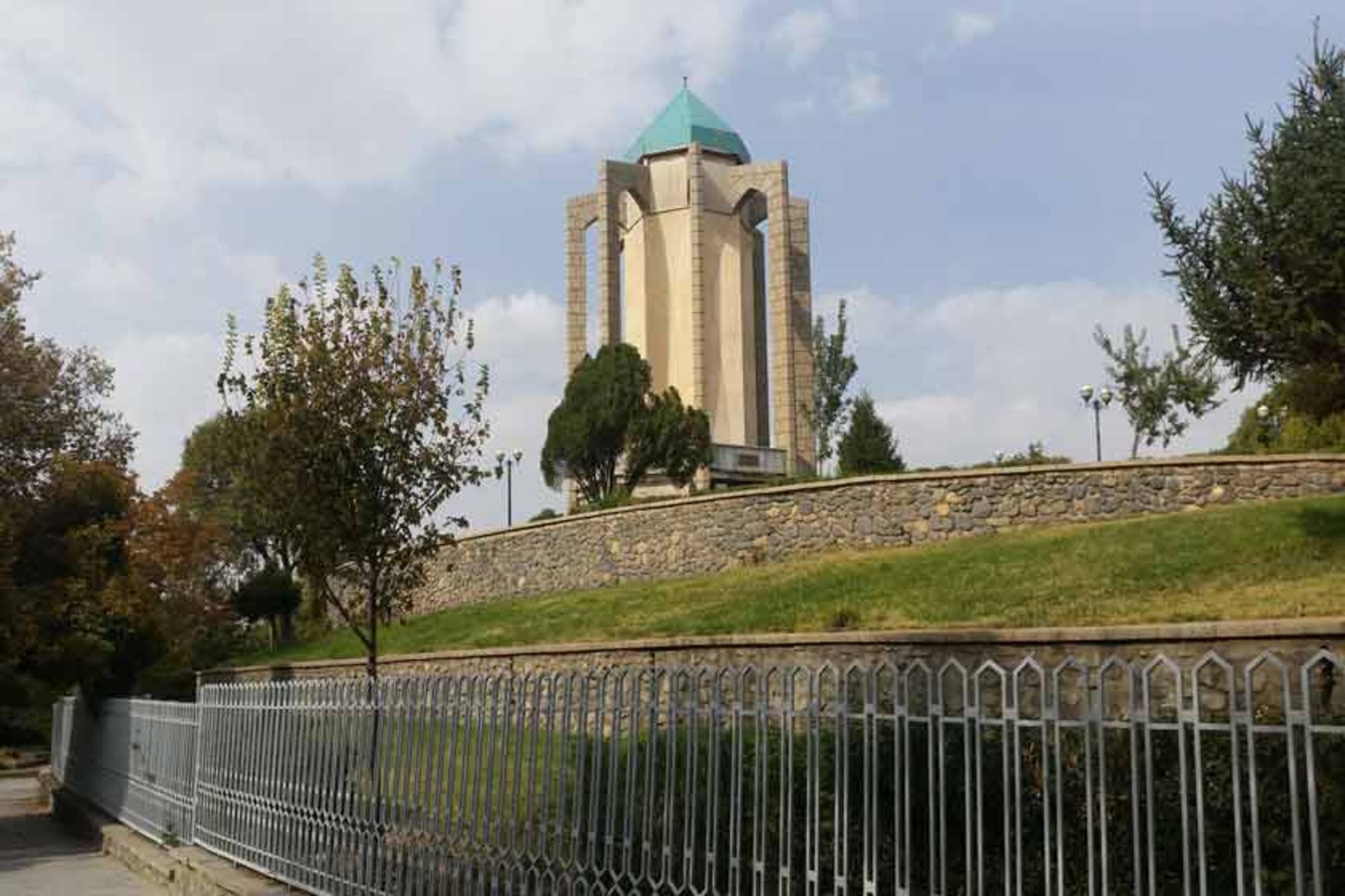 آرامگاه بابا طاهر