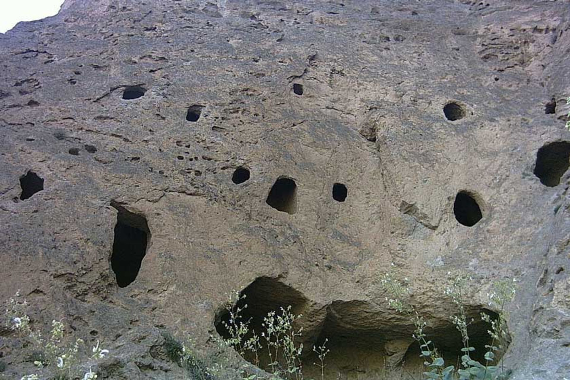 غارهای دستکند آمل