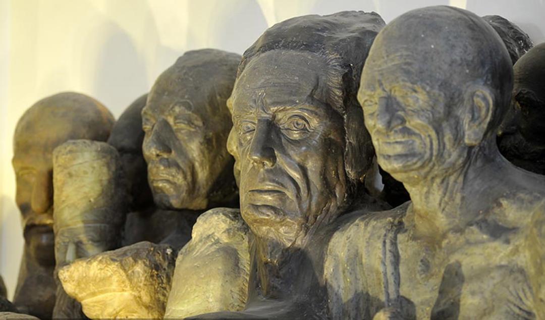 مجسمه علی اکبرصنعتی