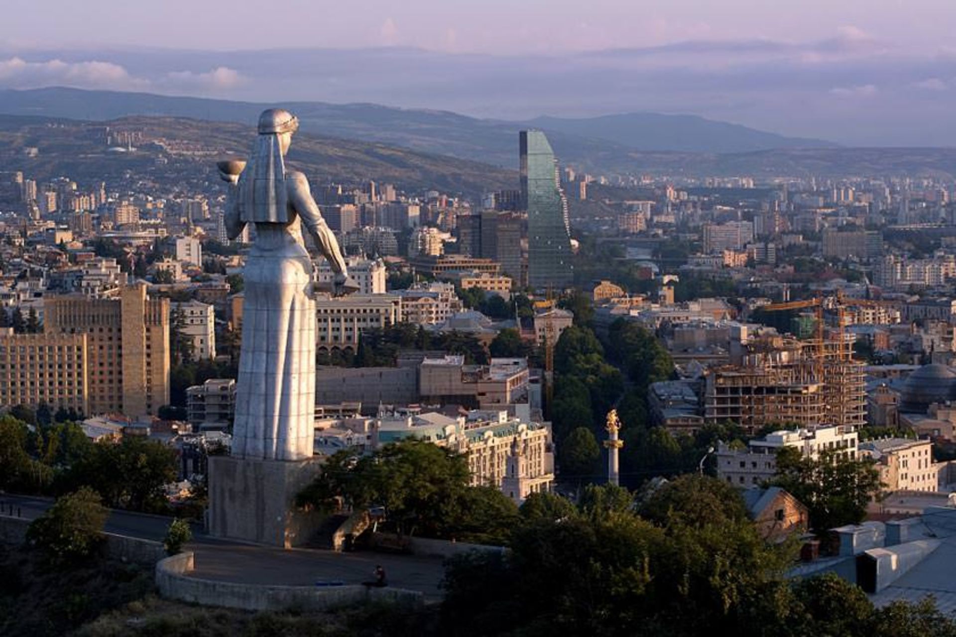 مجسمه مادر گرجستان (کارتلیس ددا)