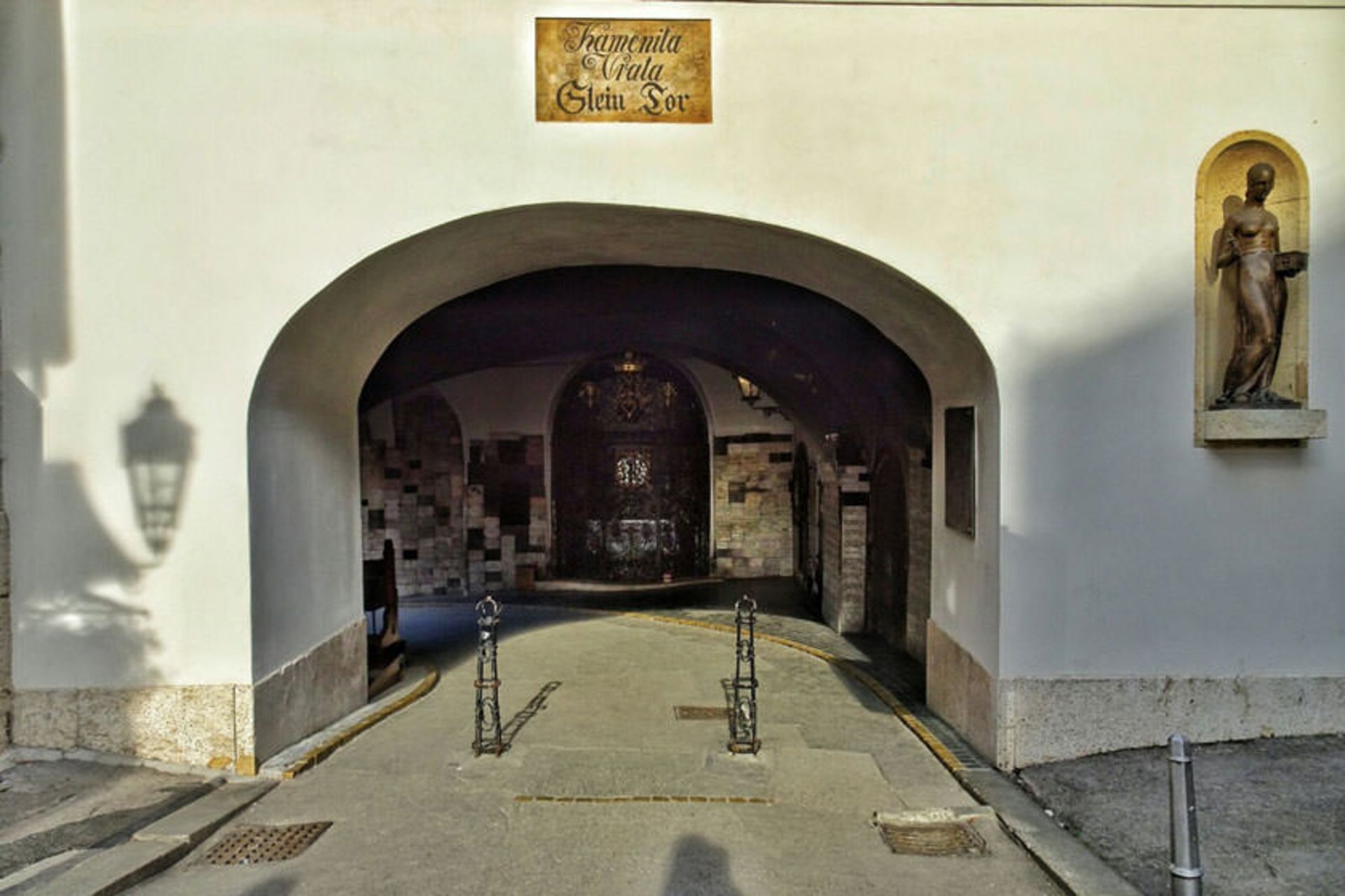 دروازه سنگی زاگرب