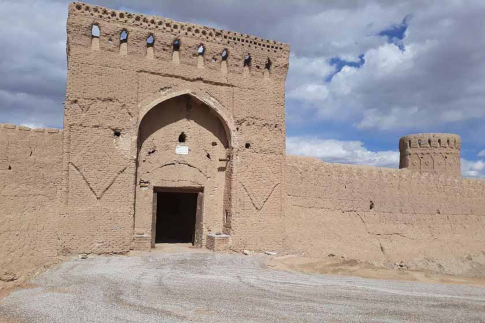 قلعه مهرپادین مهریز