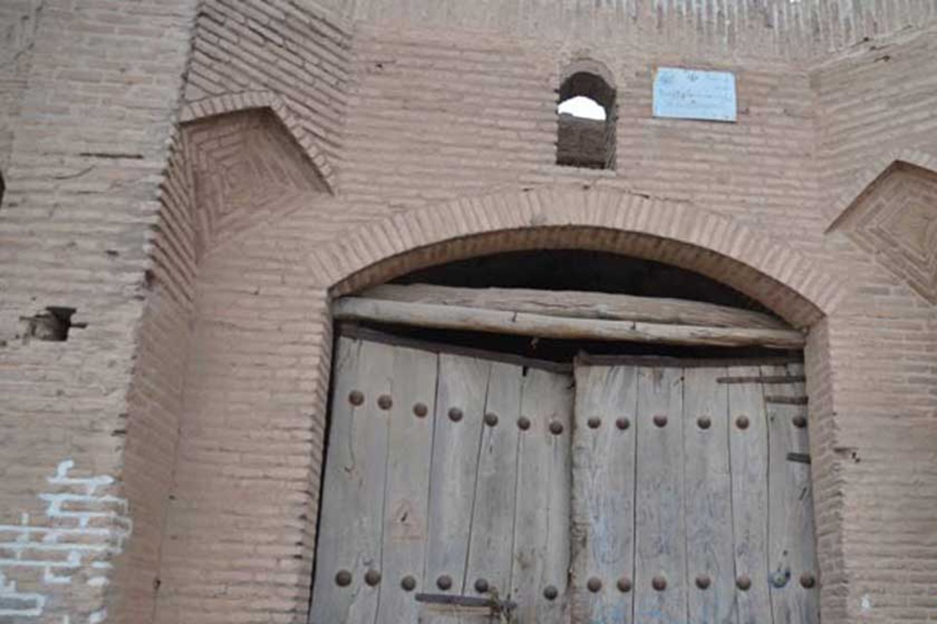 کاروانسرا و برج ارجنان