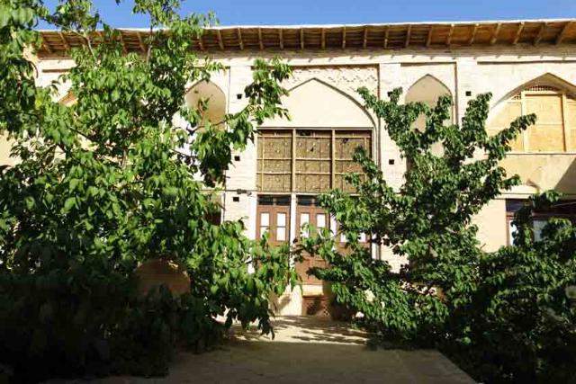 موزه مردم شناسی آشتیان (خانه میرزا هدایت الله وزیر دفتری)