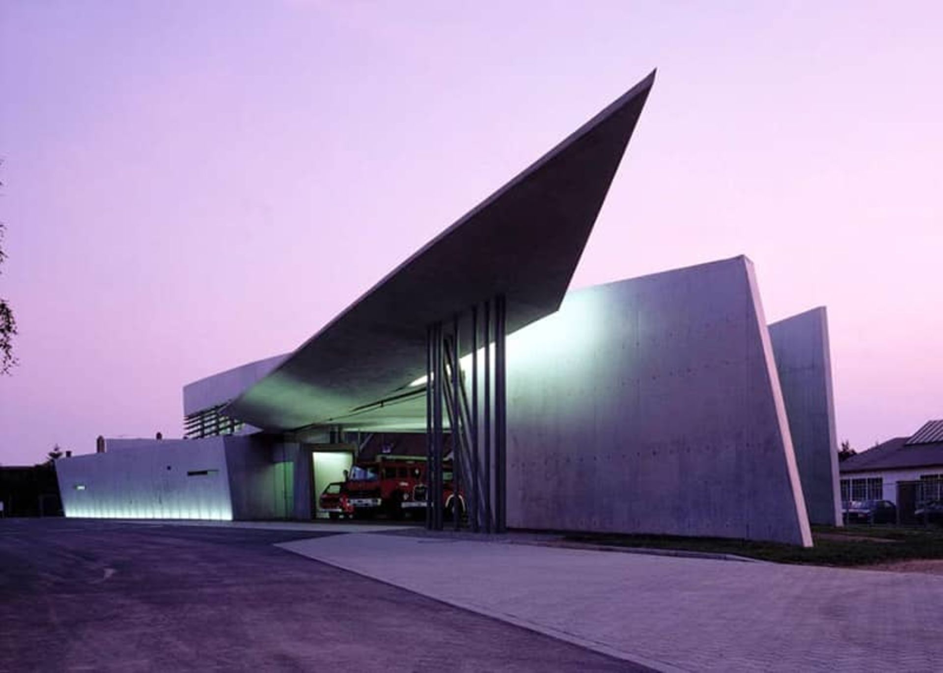 ۱. ساختمان آتشنشانی ویترا (Vitra Fire Station)، وایل آن در راین، آلمان