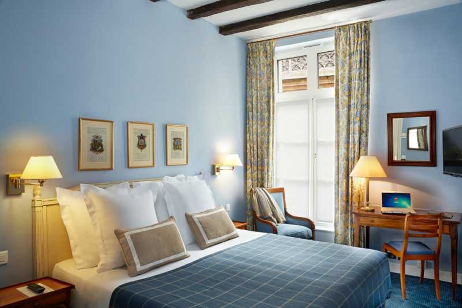 اقامت در هتل 