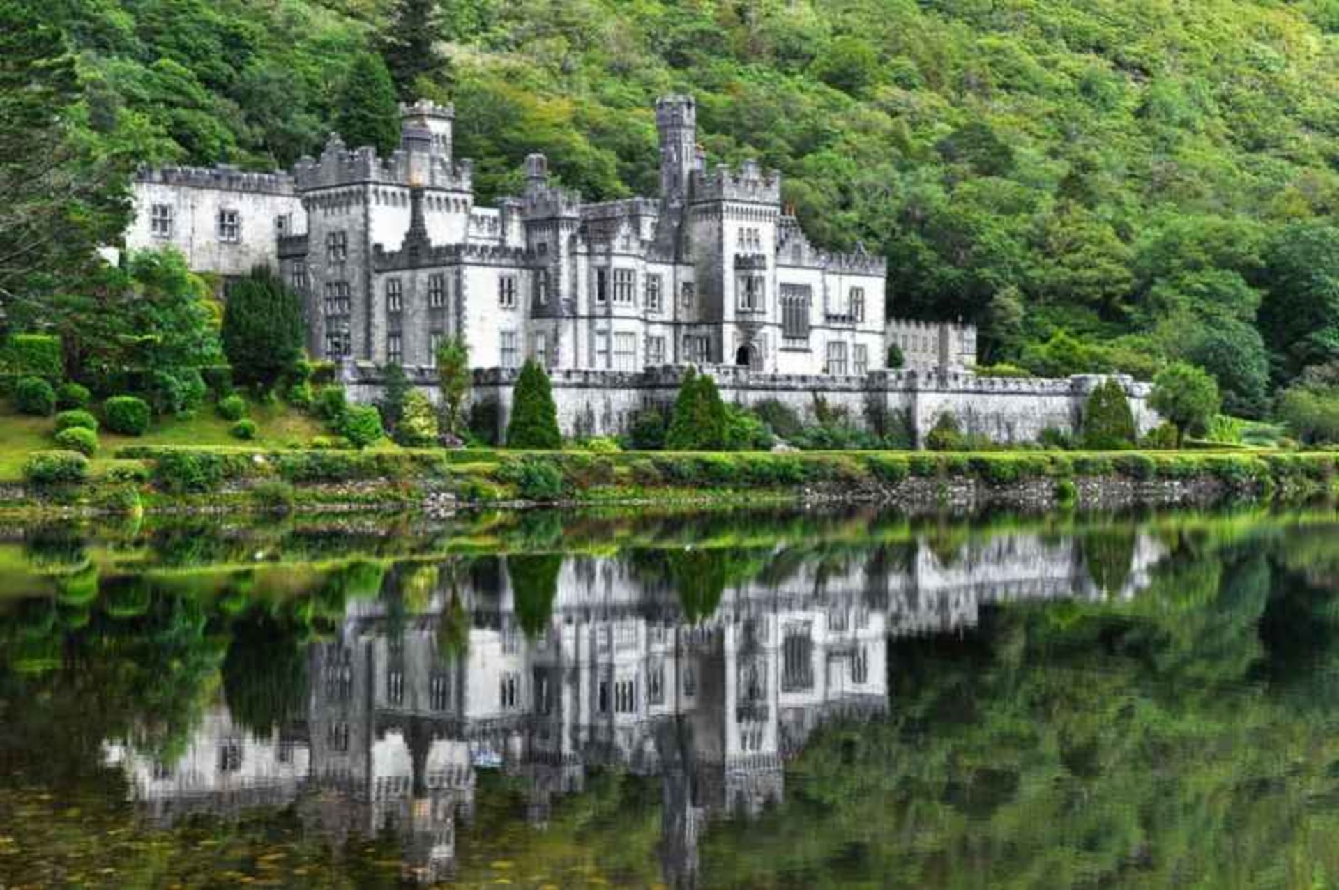 صومعه کایلمور (Kylemore Abbey)، ایرلند 