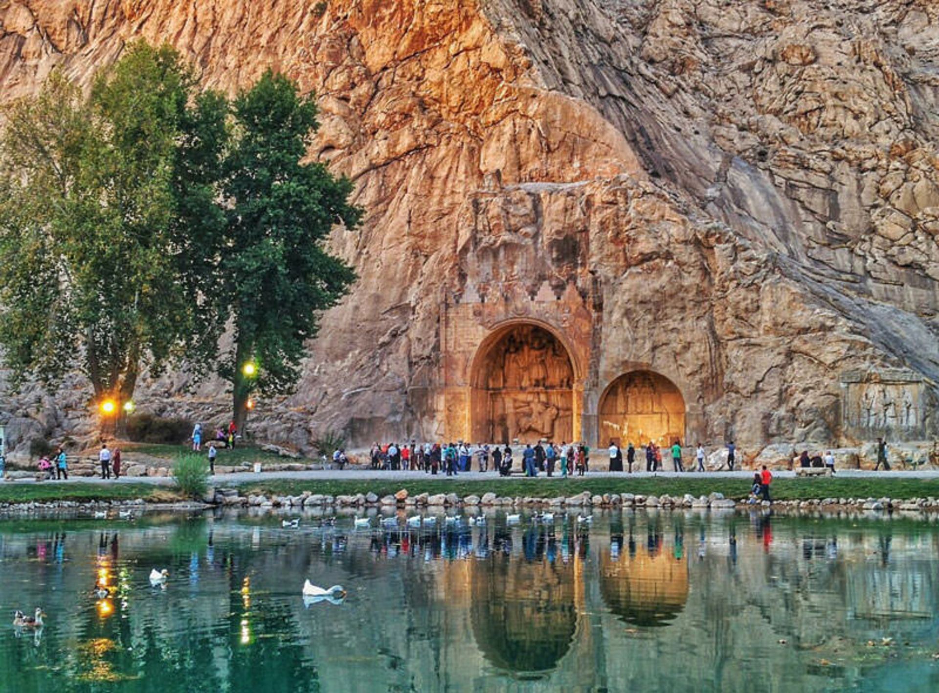 طاق بستان