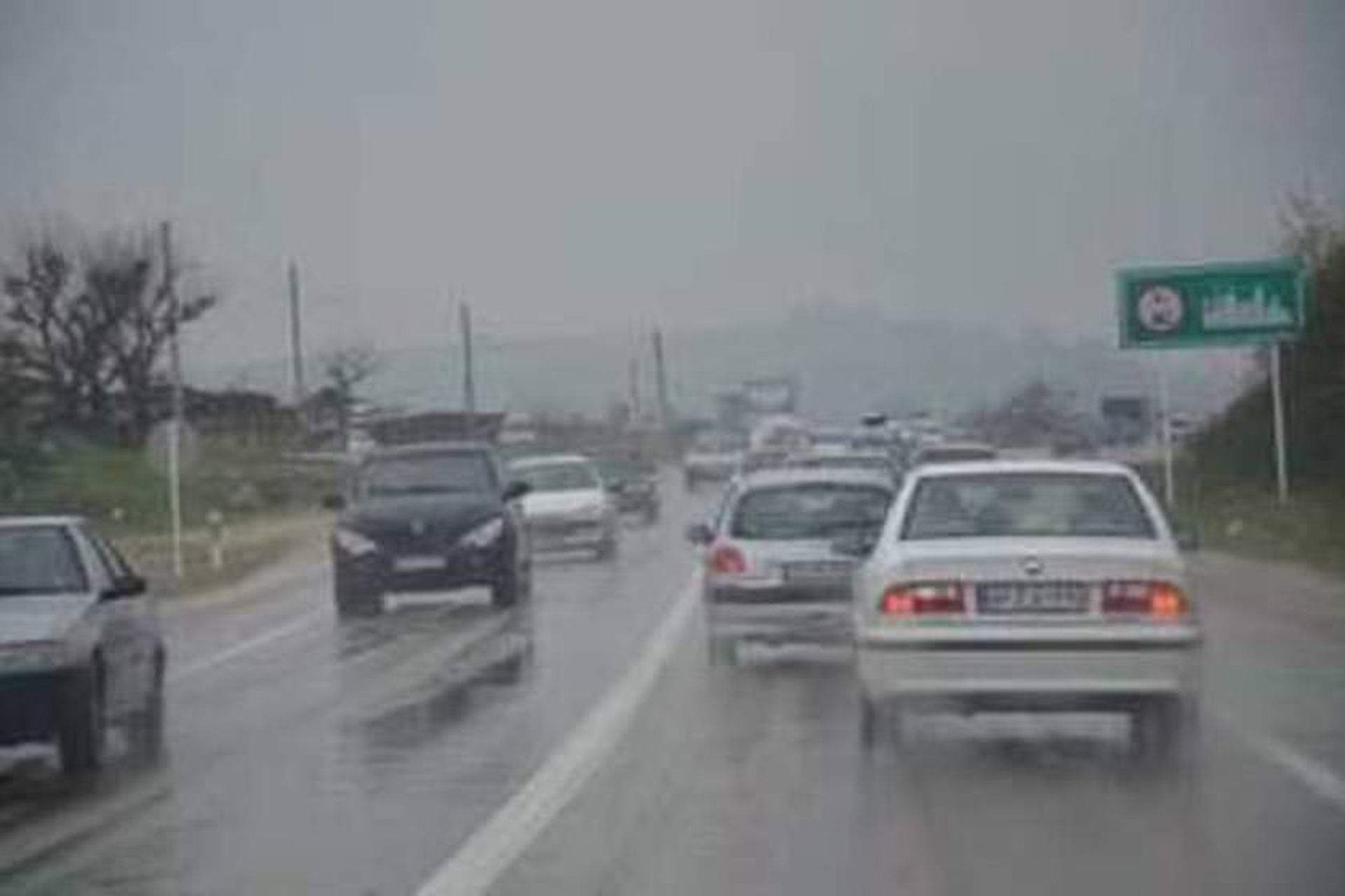 بارش باران در جاده ها