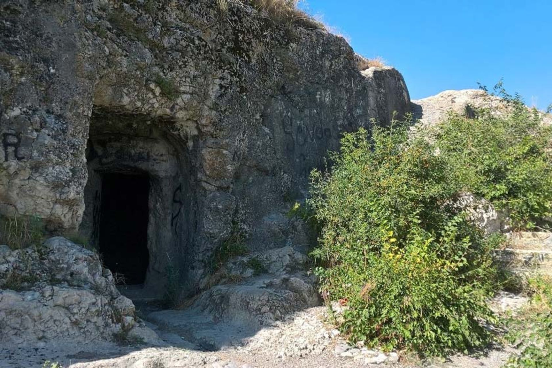 دخمه سنگی فرهاد