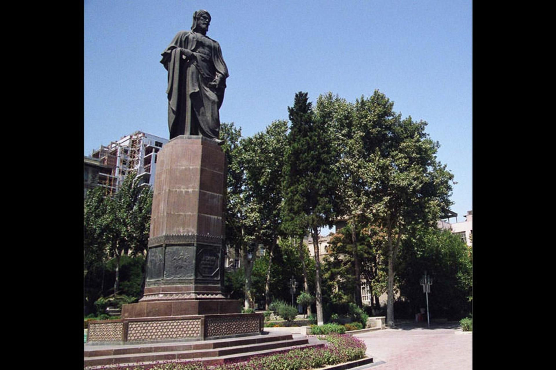 مجسمه یادبود نظامی گنجوی
