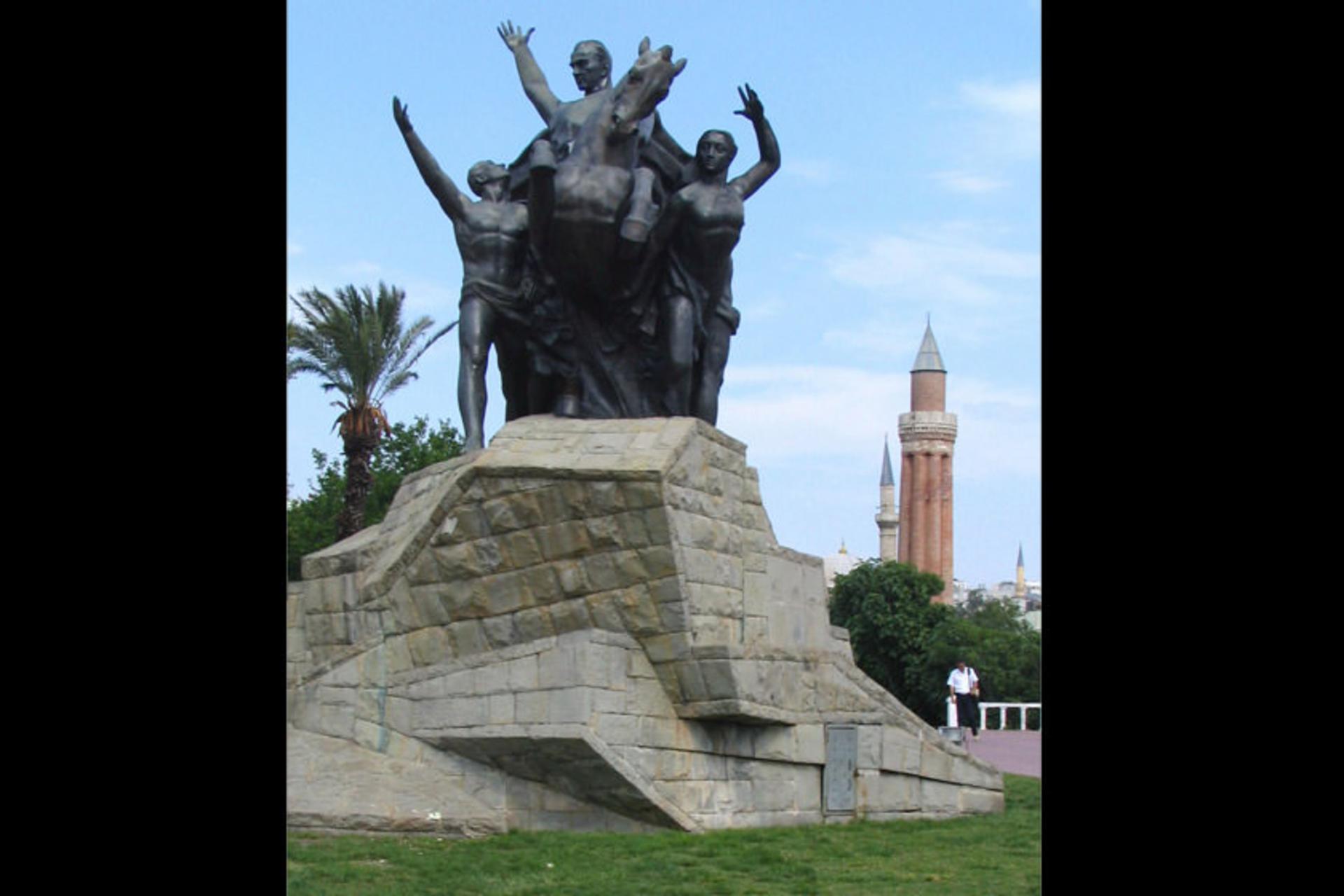 مجسمه آتاتورک