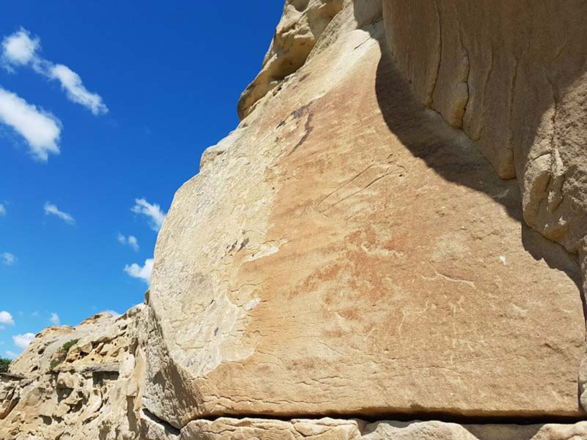 سنگ نوشته / Aisinai’pi در کانادا