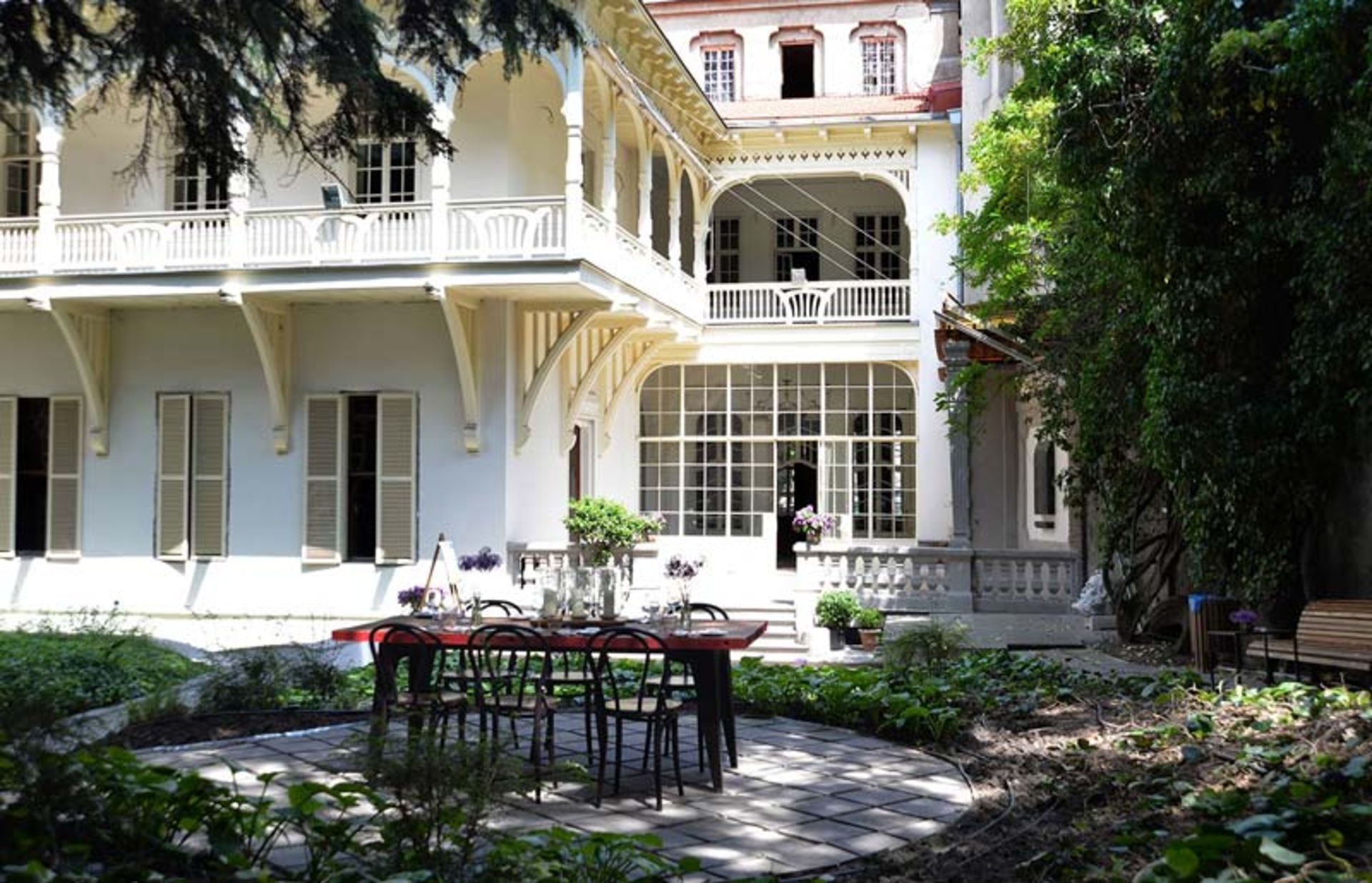 کافه لیترا (Cafe Littera) تفلیس