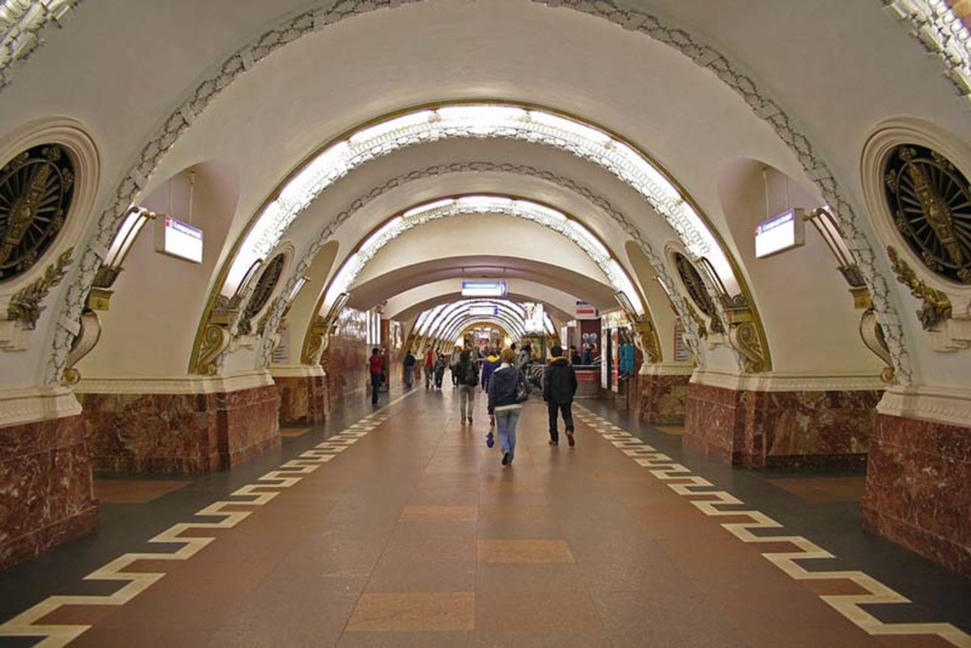 ایستگاه Ploshchad Vosstaniya سن پترزبورگ