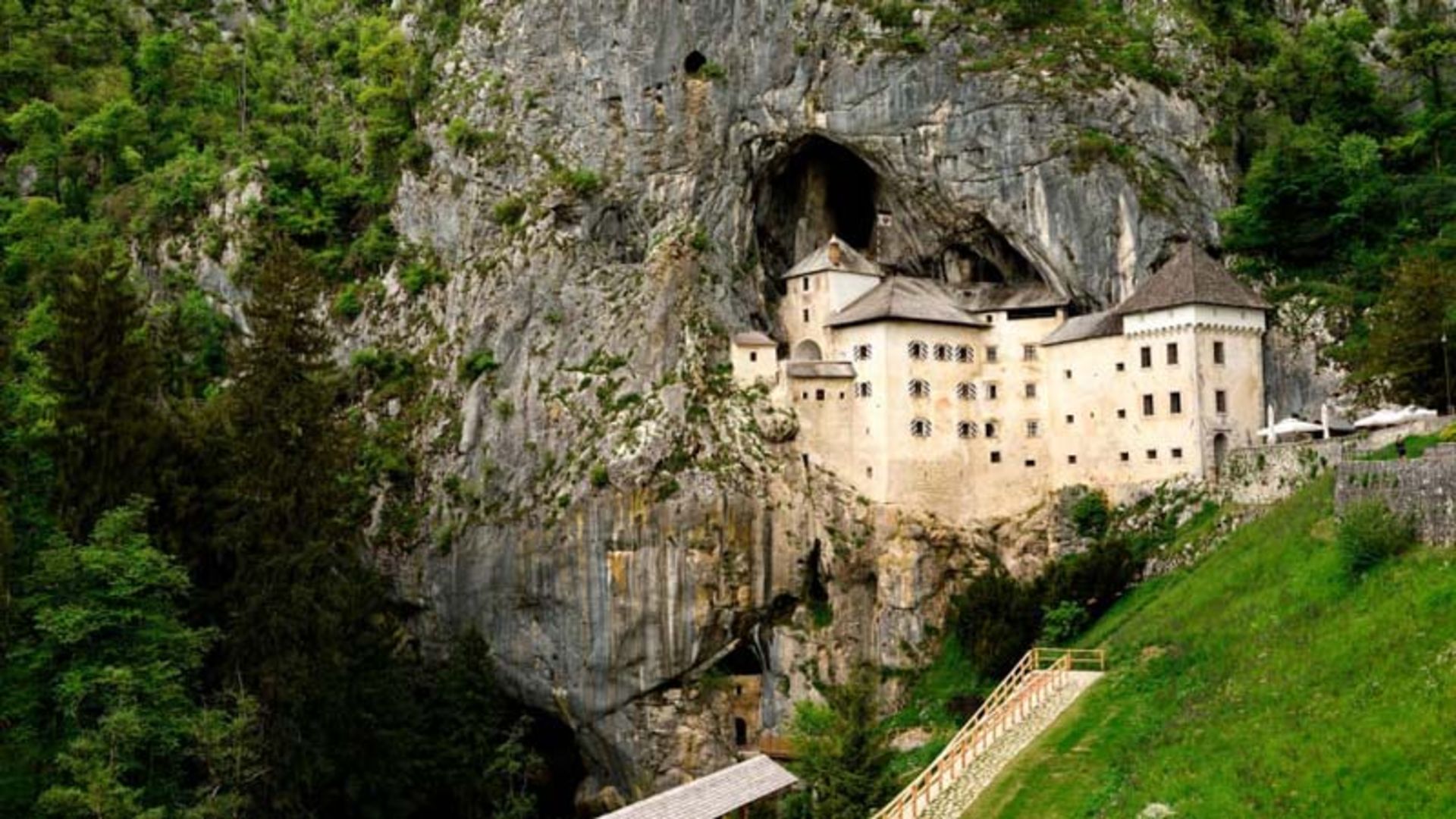 قلعه پردجاما (Predjama Castle) اسلوونی