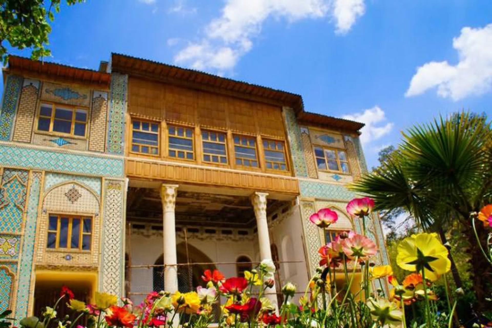 فضای سبز مقابل عمارت باغ دلگشا
