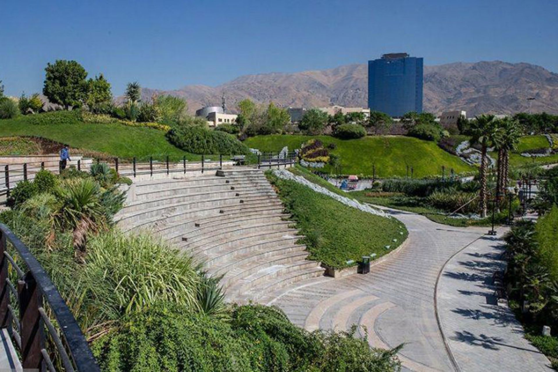 دریاچه و باغ هنر تهران