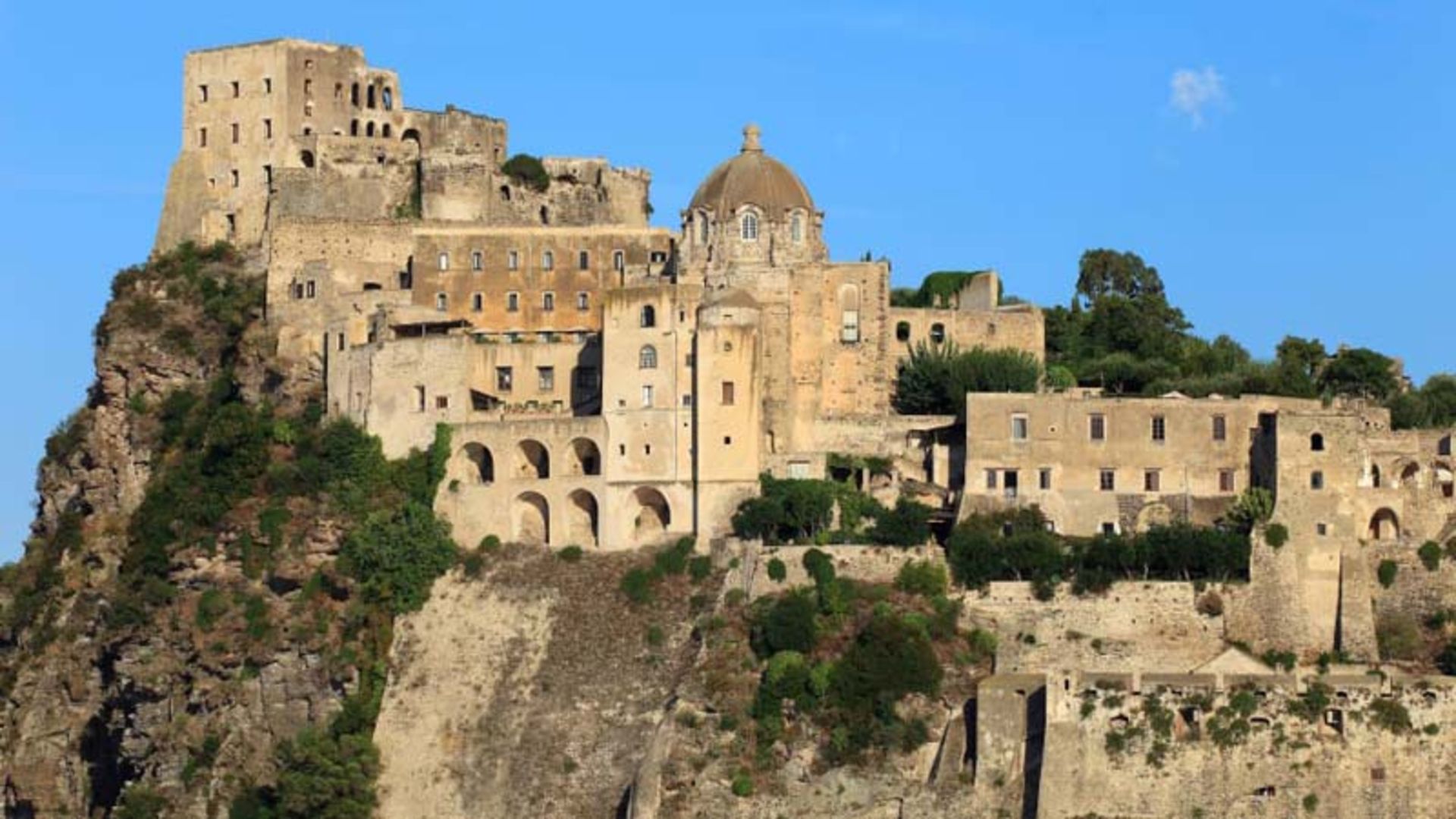 قلعه آراگونس (Castello Aragonese) ایتالیا