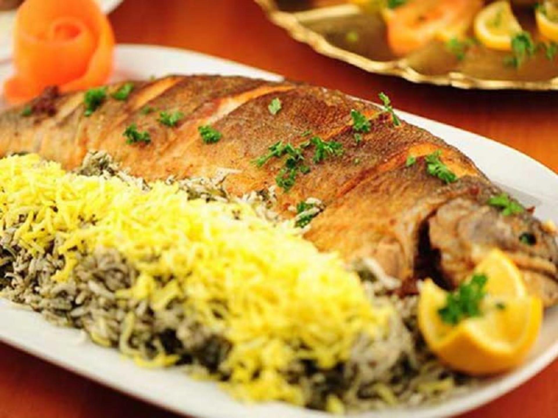 طبخ سبزی پلو با ماهی شکم پر