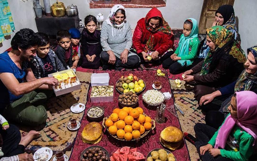 دورهمی صمیمانه شب یلدا در خانواده های ایرانی