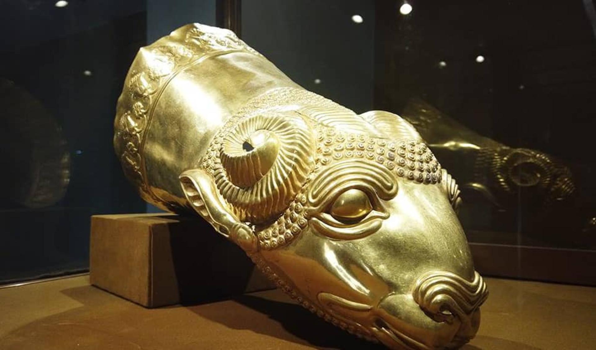 سردیس طلایی موزه رضا عباسی