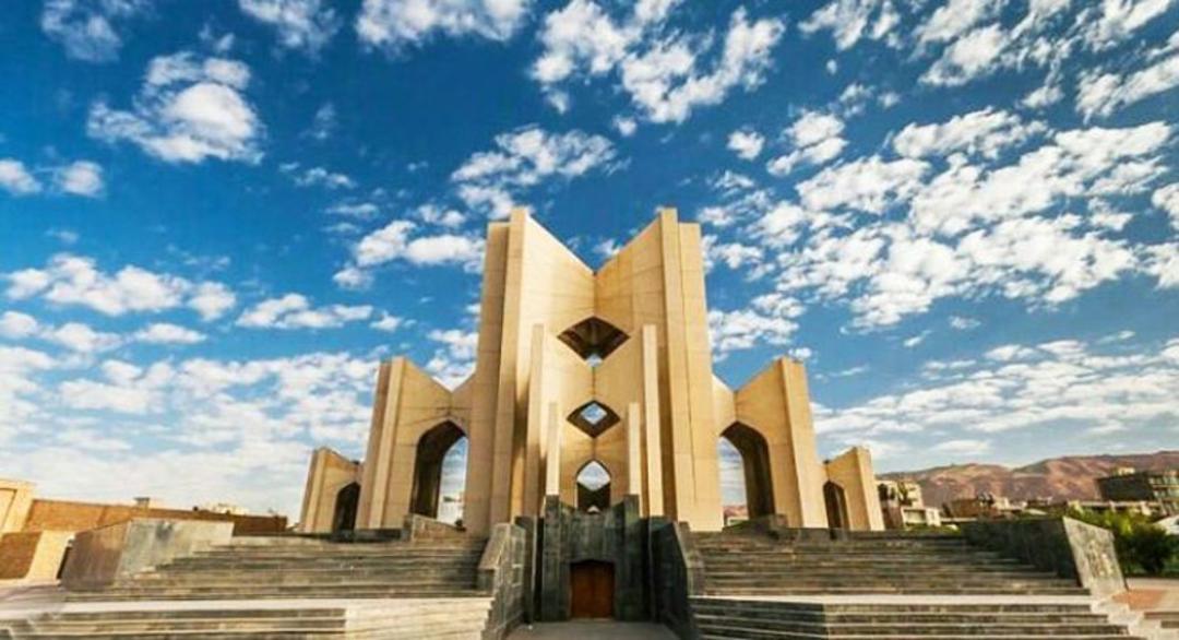 نمایی از بنای مقبره الشعرا در تبریز زیر آسمان پر ابر و آبی