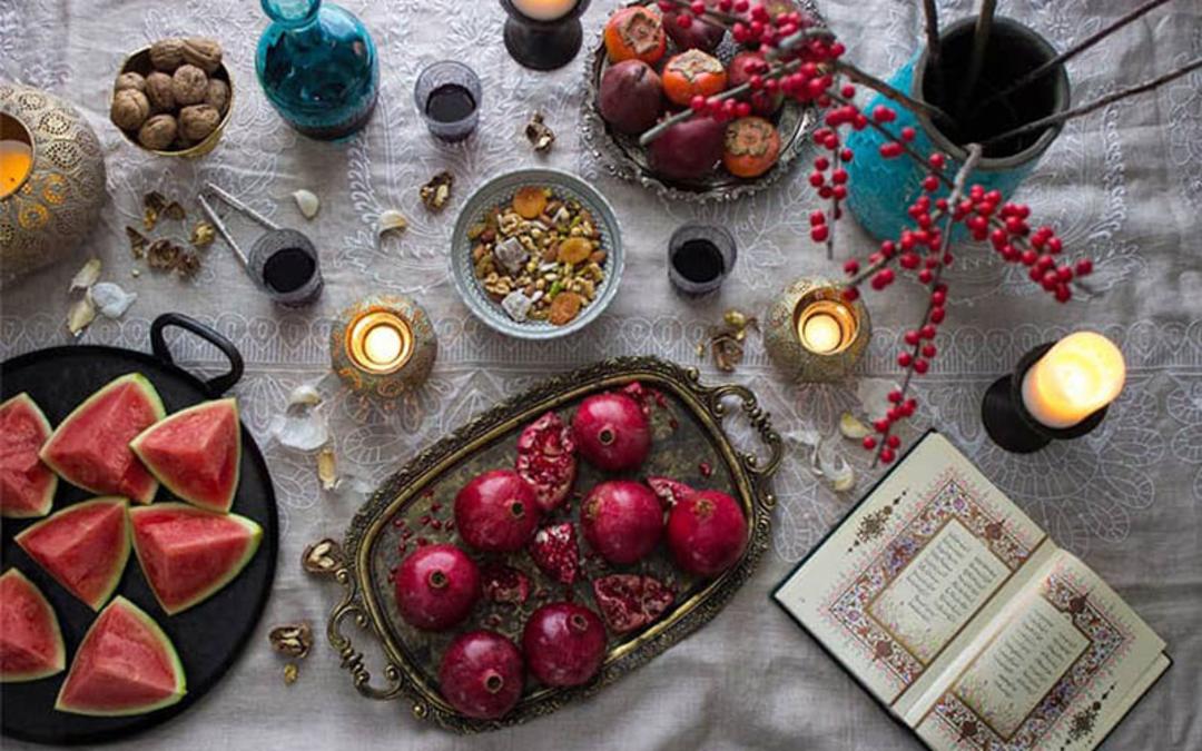 سفره شب یلدا با انواع میوه و تنقلات