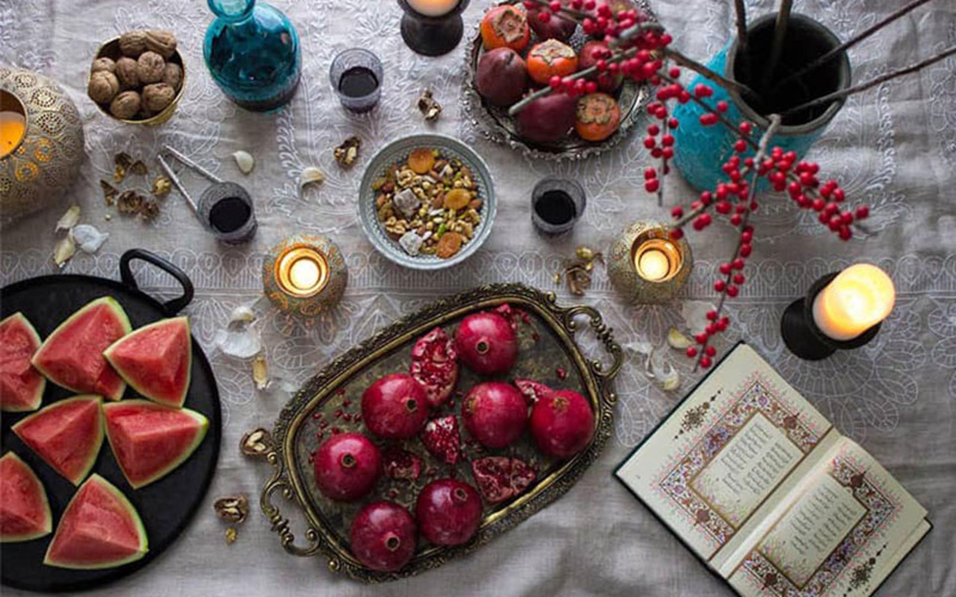 سفره شب یلدا با انواع میوه و تنقلات